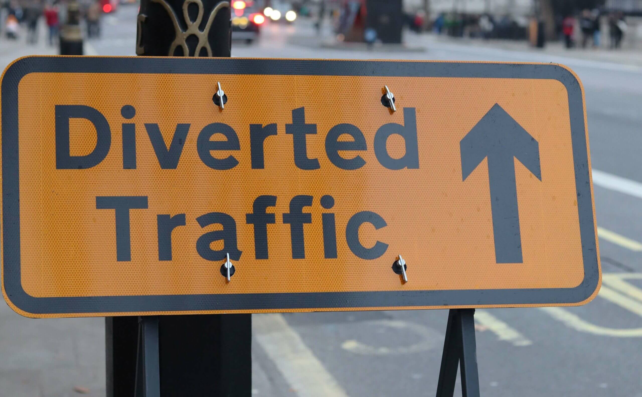 Allow essential. Дорожные знаки Лондона. Лондонские таблички. Diverted Traffic. Вывески на дорогах на английском.